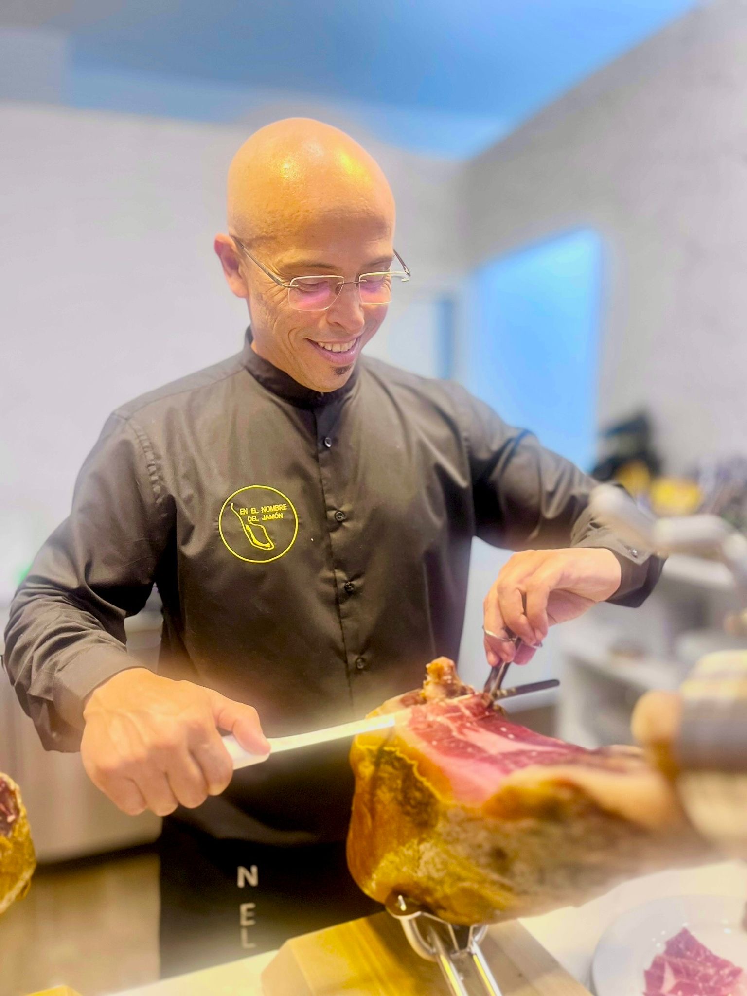 Cortador profesional preparando jamón ibérico