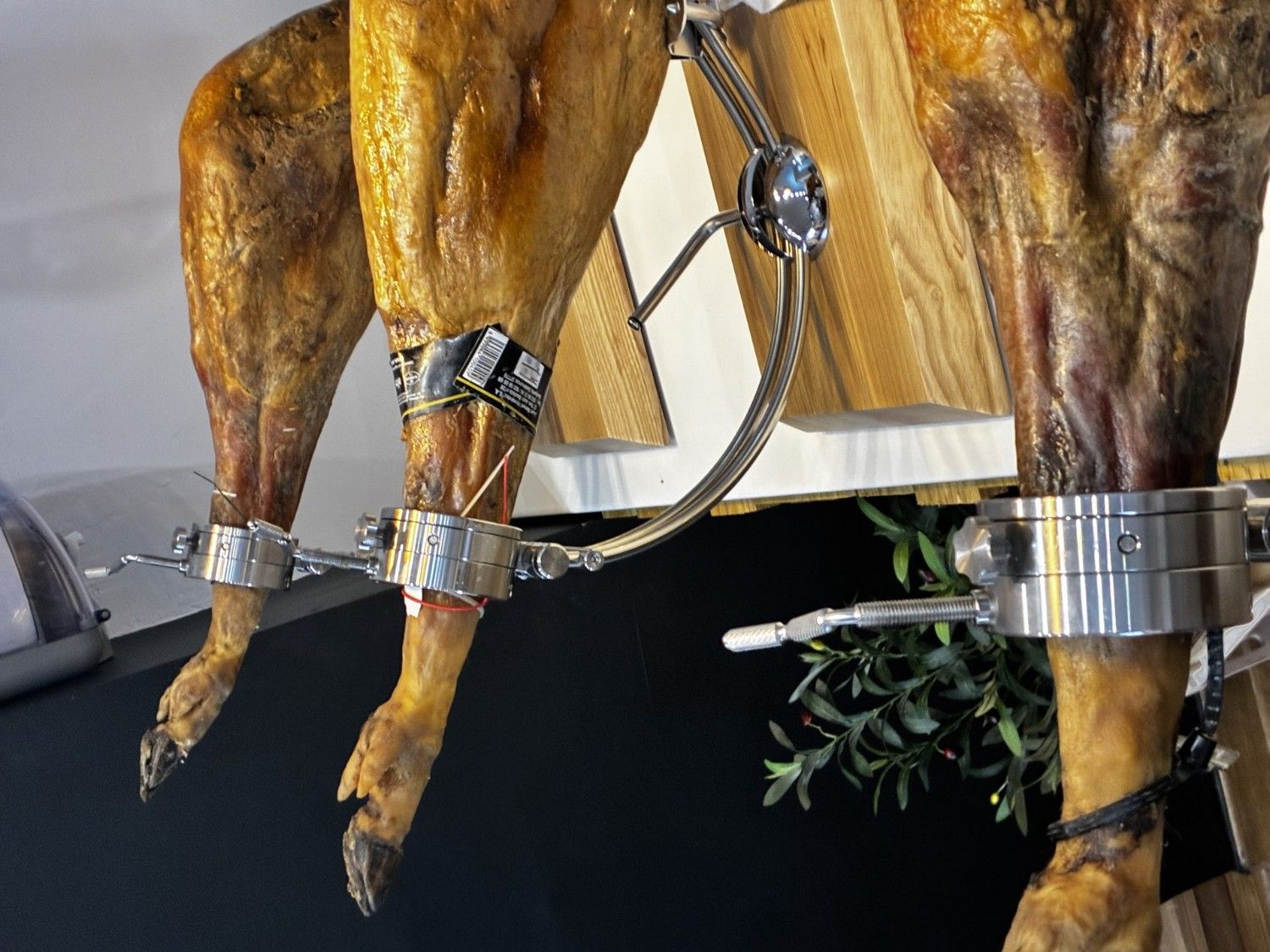 Jamón ibérico colgado en soporte tradicional