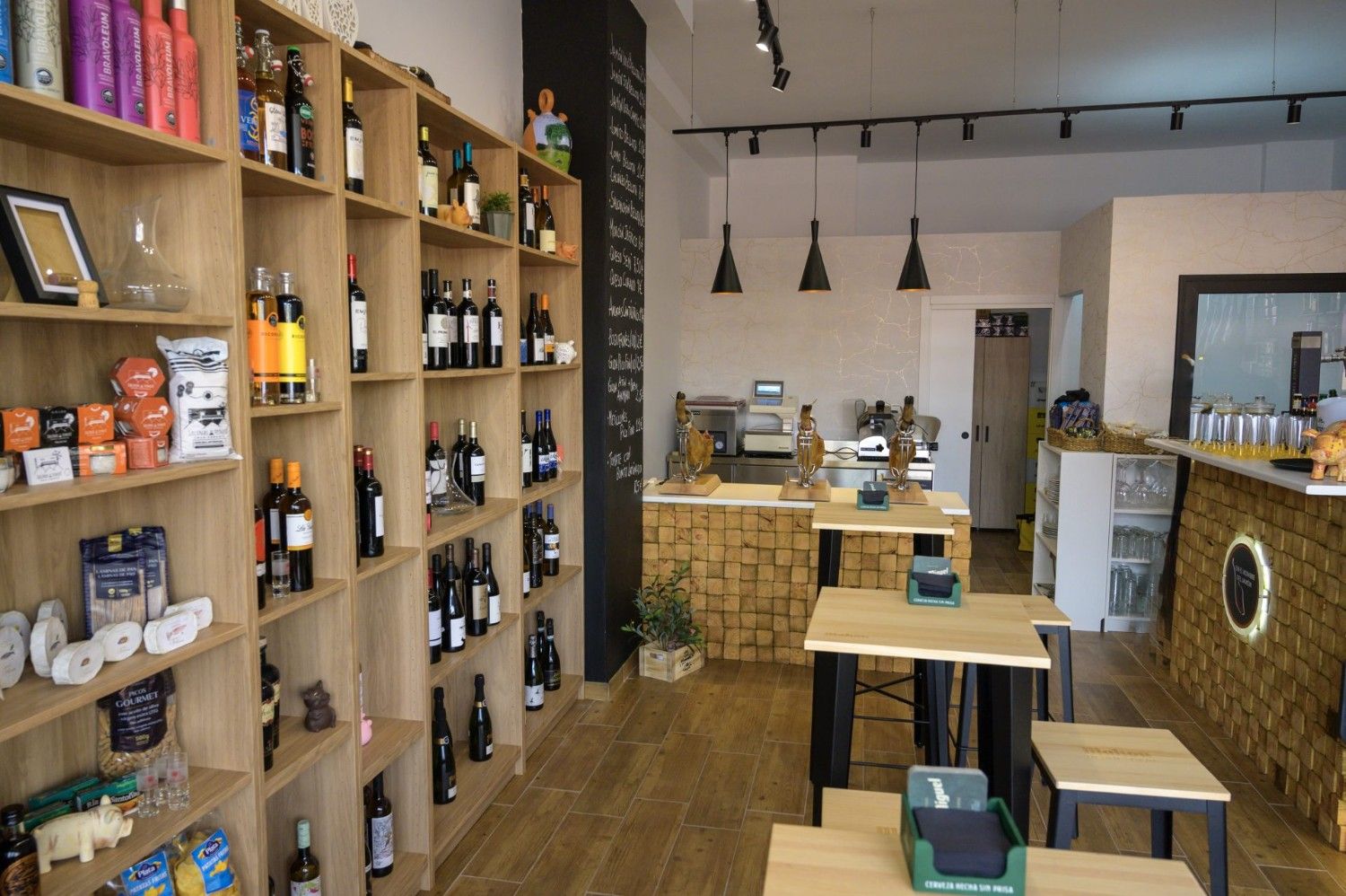 Tienda gourmet con vinos y productos españoles
