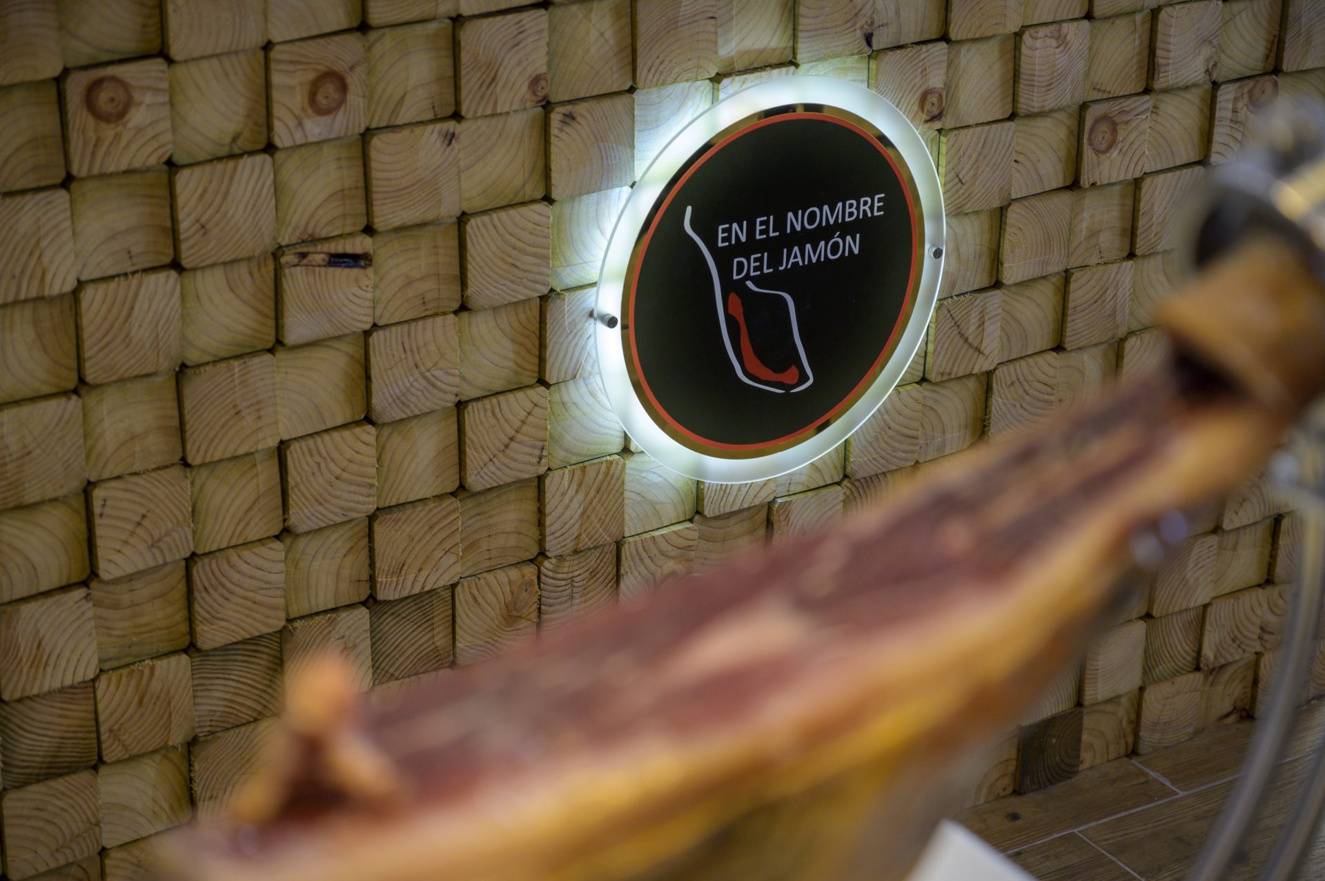 Entrada de tienda especializada en jamón ibérico