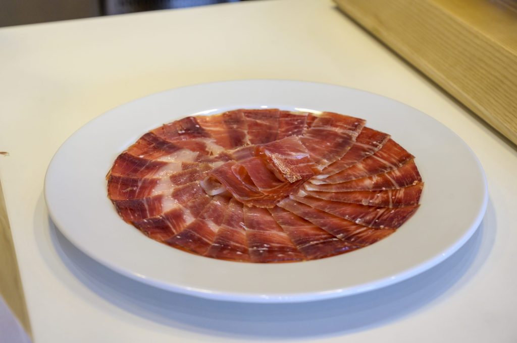 Exposición de embutidos y delicatessen españoles