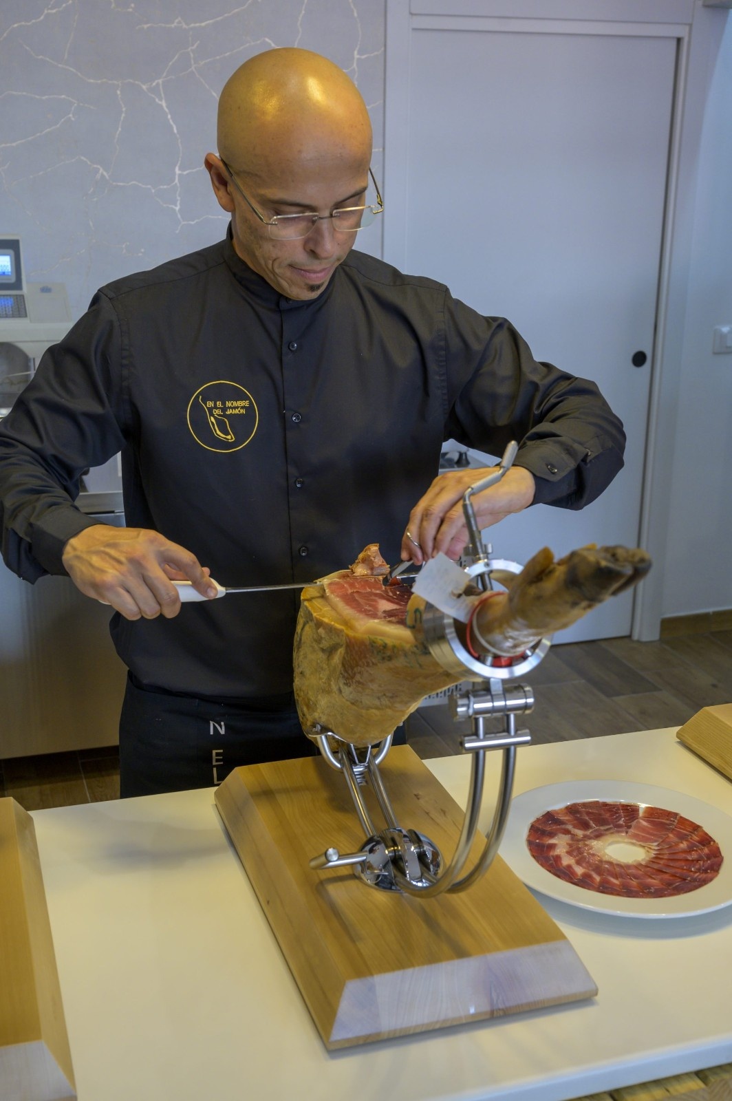 Interior moderno de tienda de jamón ibérico