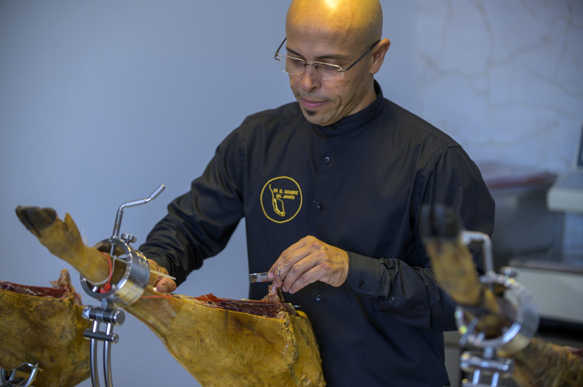 Experto cortando jamón ibérico a mano