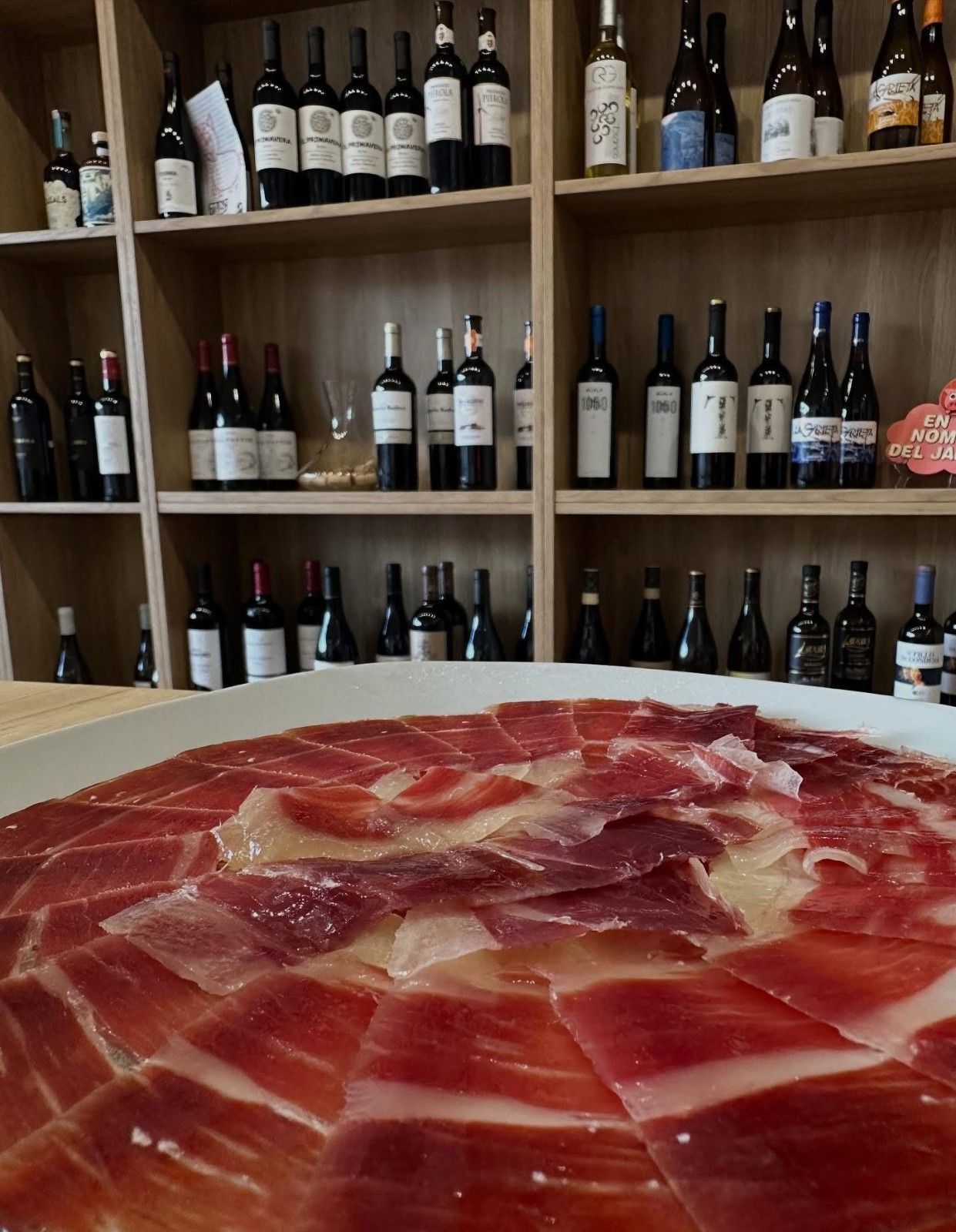 Lonchas finas de jamón ibérico en plato
